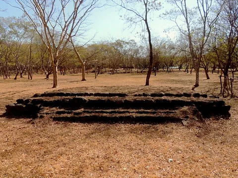 Low archaeological remains in the dry woodland at Cihuatán