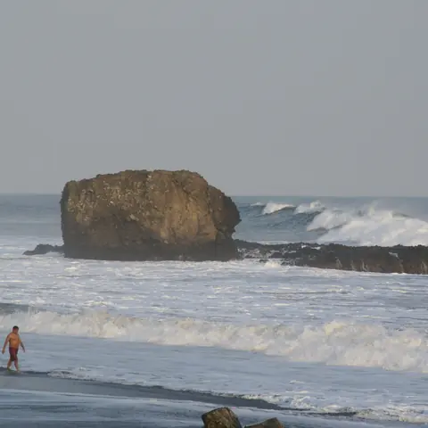 Pacific waves and the El Tunco sea stack