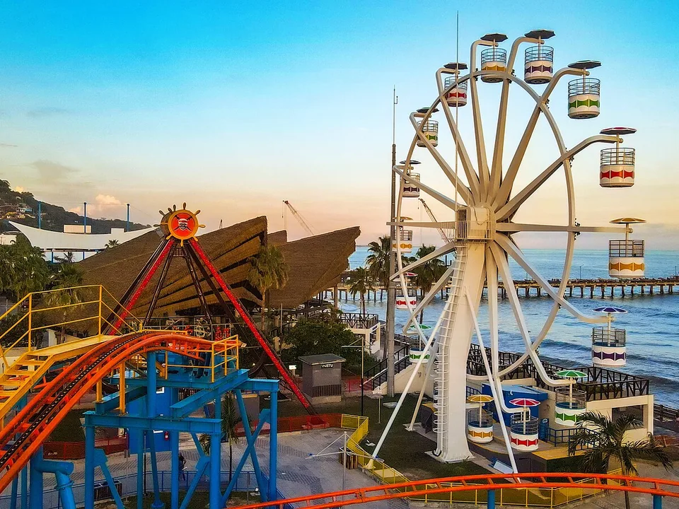 La Libertad waterfront, pier, and Sunset Park beside the Pacific
