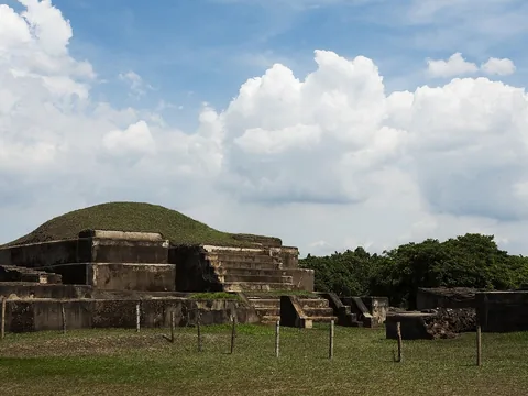 Wide Acropolis precinct with stepped platforms at San Andrés
