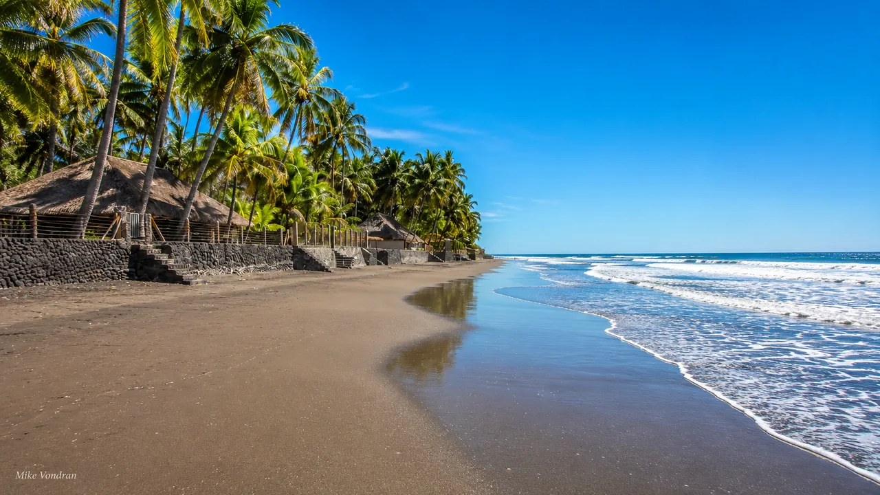 El Zonte beach, shown in an owner-approved photograph from El Salvador